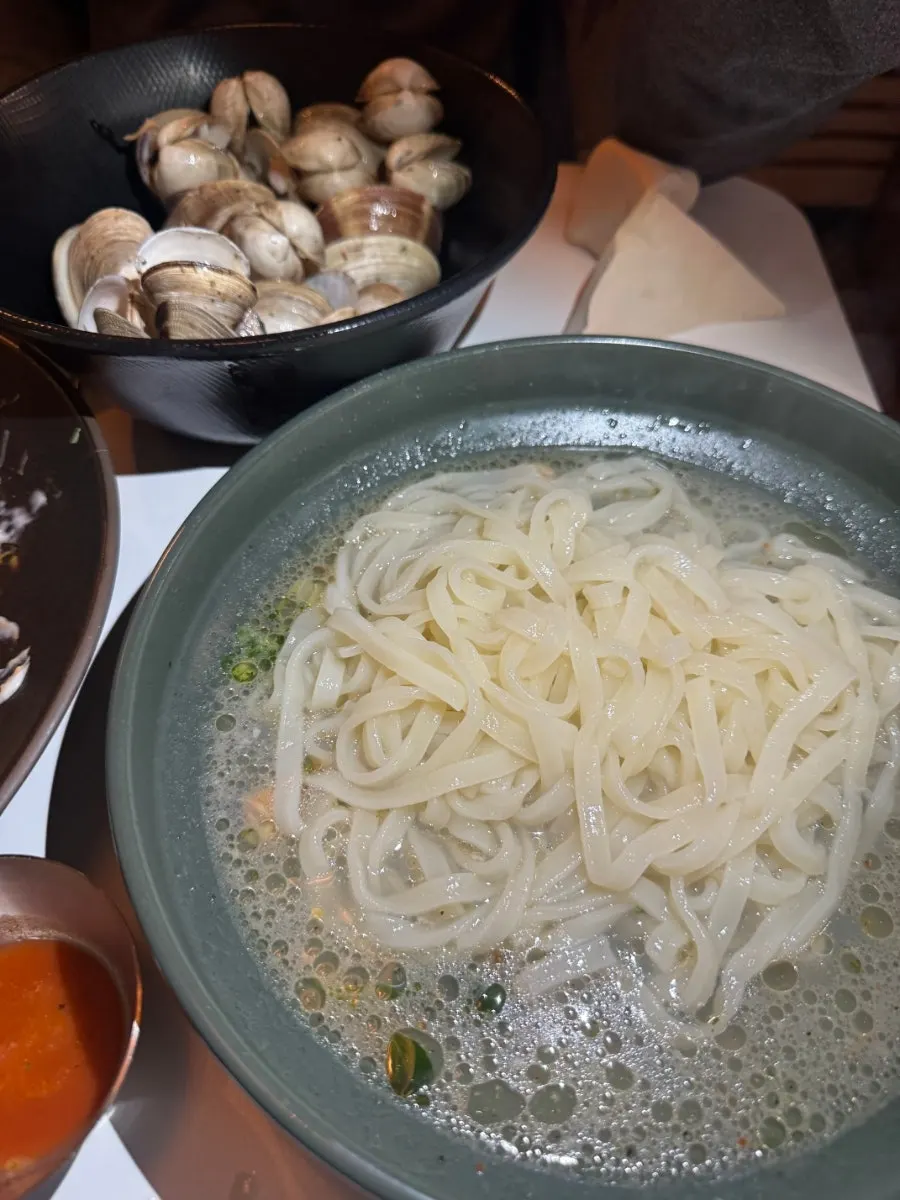 조개 국물에 익힌 칼국수 면
