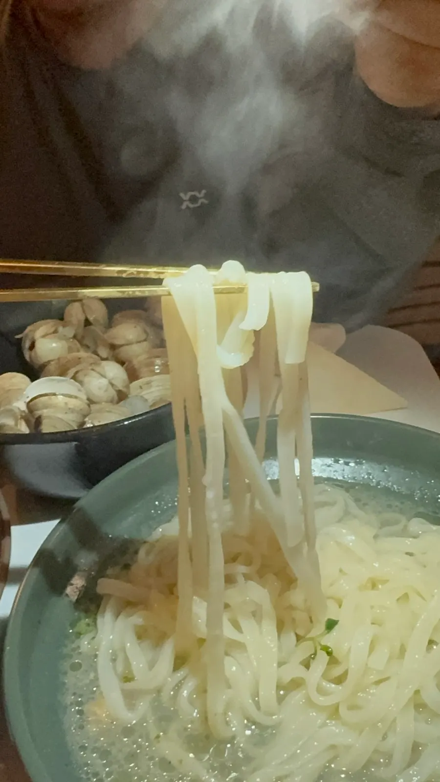 칼국수 면을 집어 올린 모습