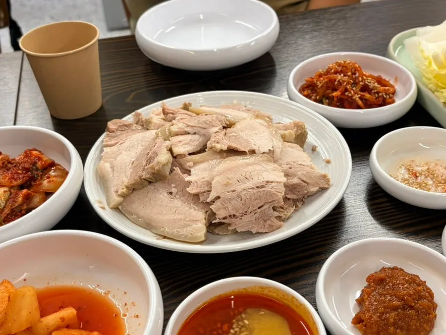 Exterior of Pyeongidambaek Ppyeo Kalguksu Main Branch near Mangwon Station