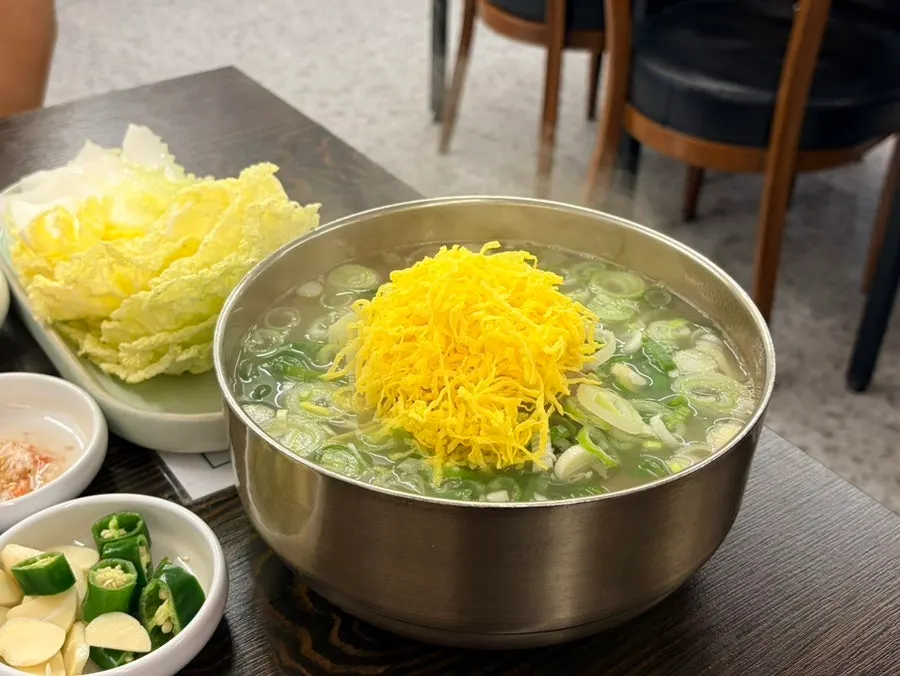 A bowl of Pyeongidambaek's signature bone kalguksu