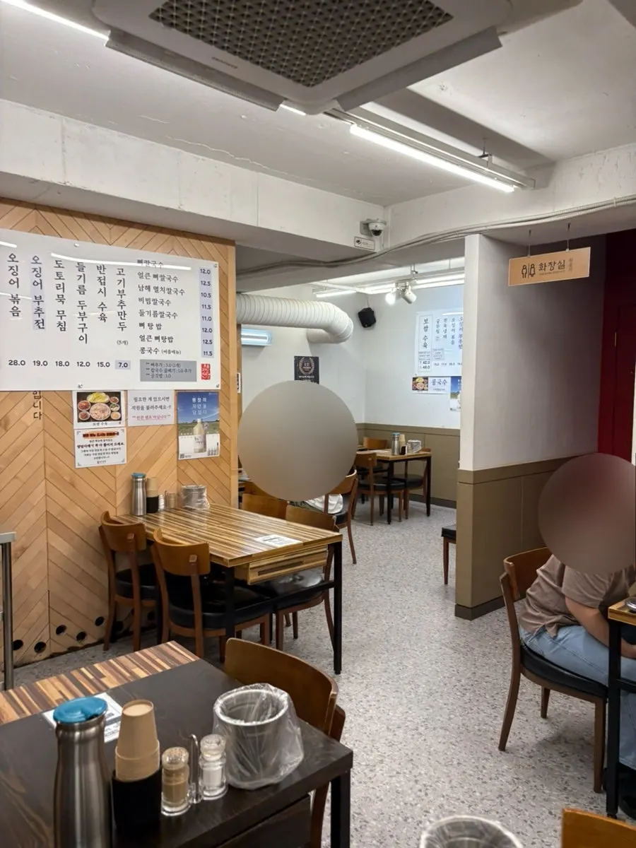 자리에 앉으며 찍은 넓은 매장 내부