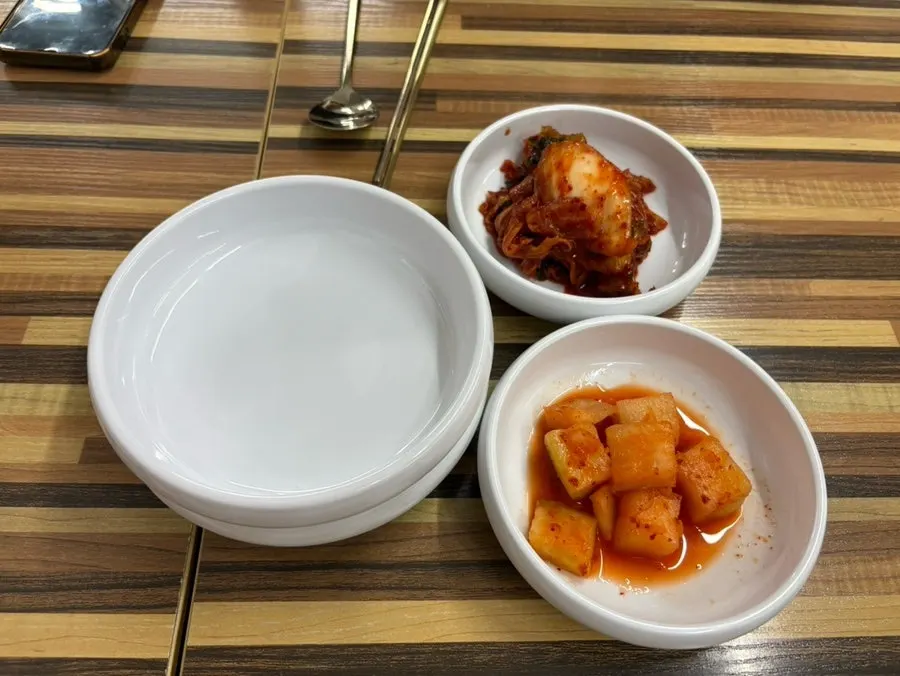 먼저 나온 김치와 깍두기