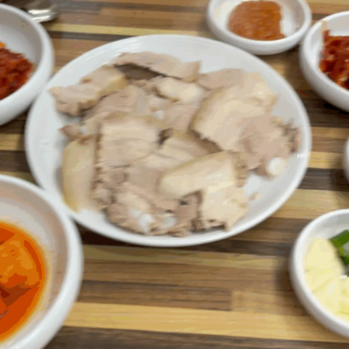 수육과 김치, 쌈 재료가 함께 차려진 상