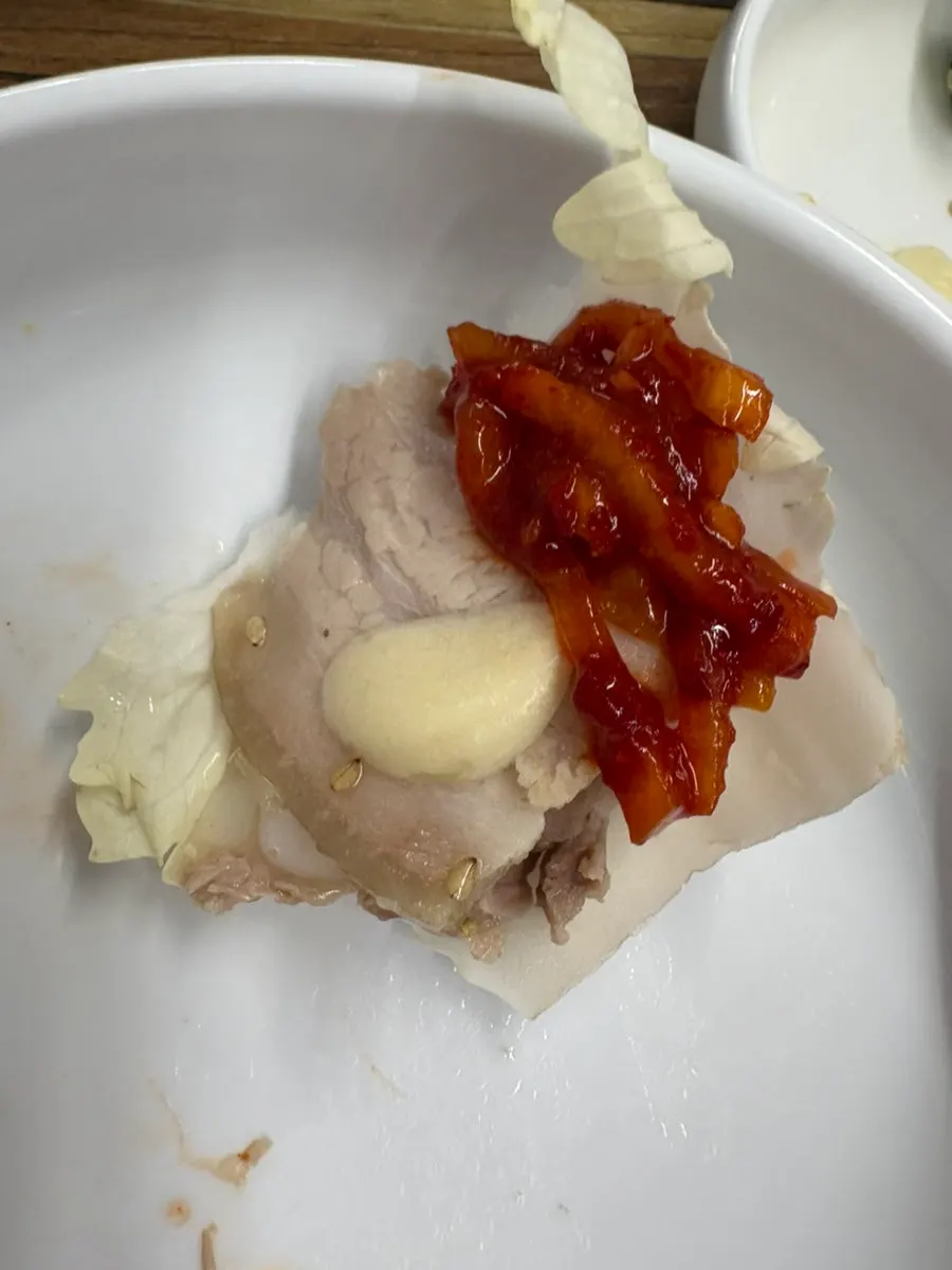 김치를 올려 싸 먹는 수육