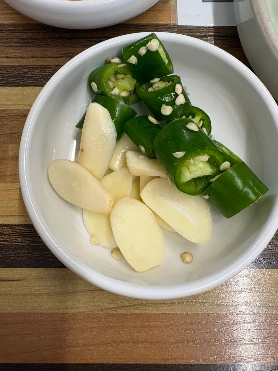 리필한 마늘과 고추