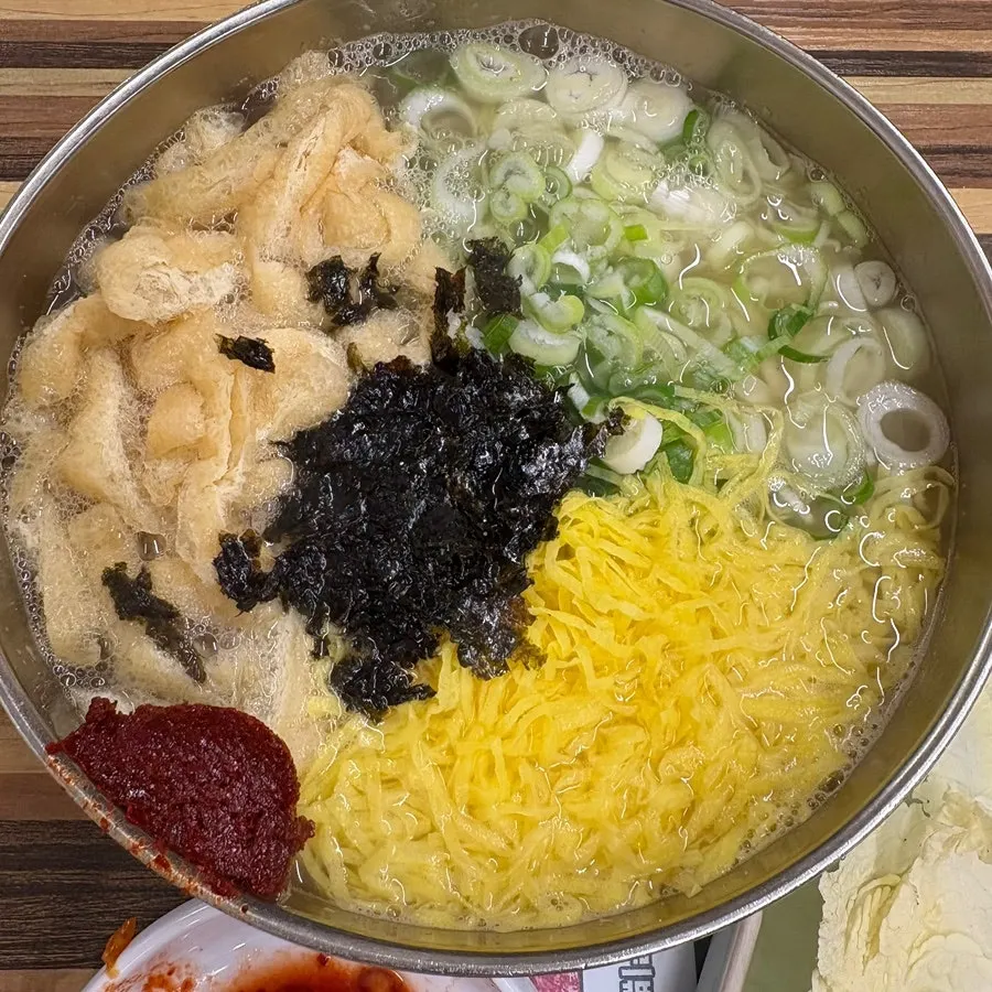 함께 주문한 멸치 칼국수