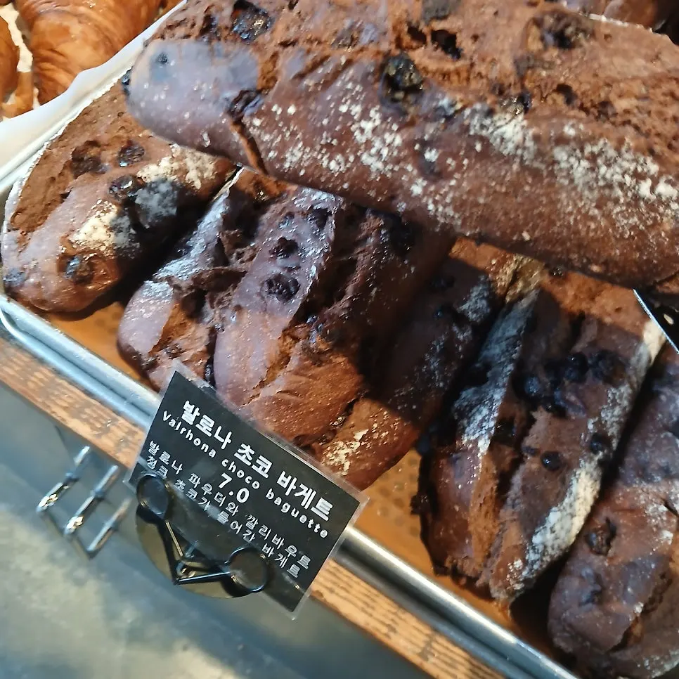 한쪽으로 쭉 이어진 블랑제리코팡 빵 진열