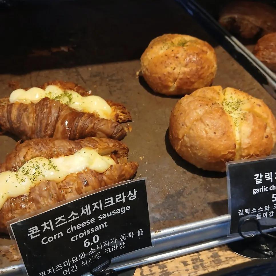 노릇하게 구워진 블랑제리코팡 빵들