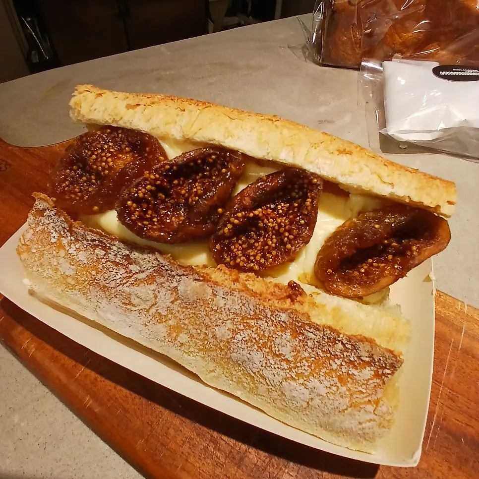 커피와 함께 놓인 무화과 크림치즈 바게트