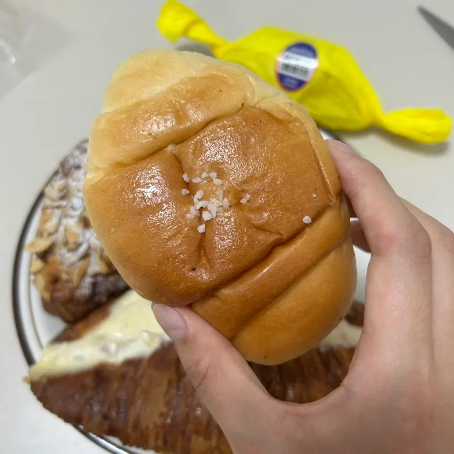 포장한 다양한 베이커리 빵
