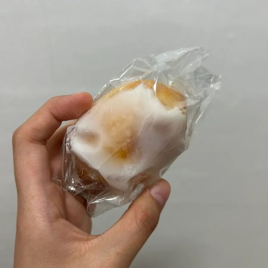 노란 포장의 레몬케이크