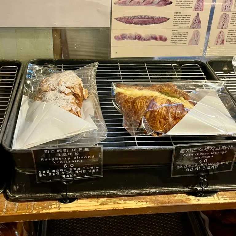 매장에 준비된 빵 종류