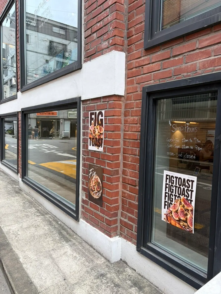 Exterior of PICT Roastery Mangwon Branch in a Mangwon-dong alley