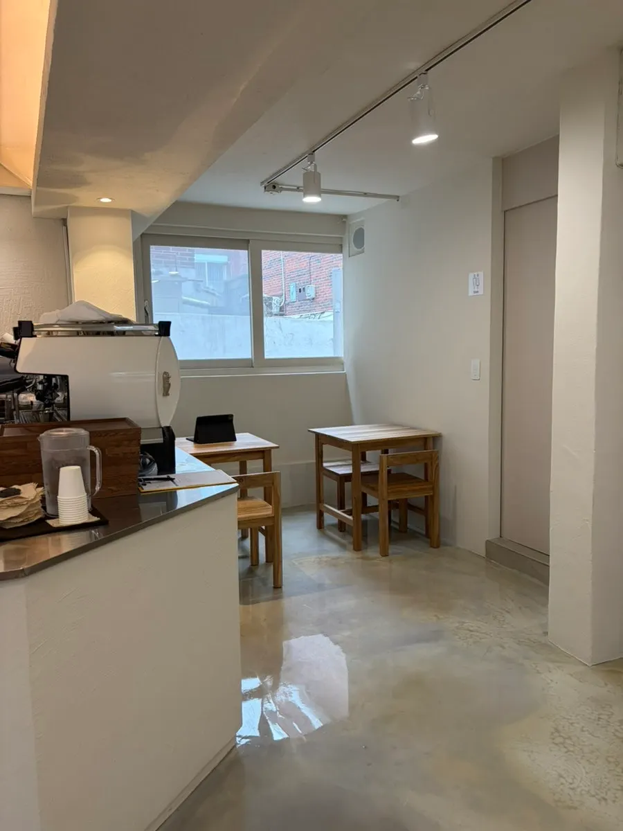 Café filling up with customers
