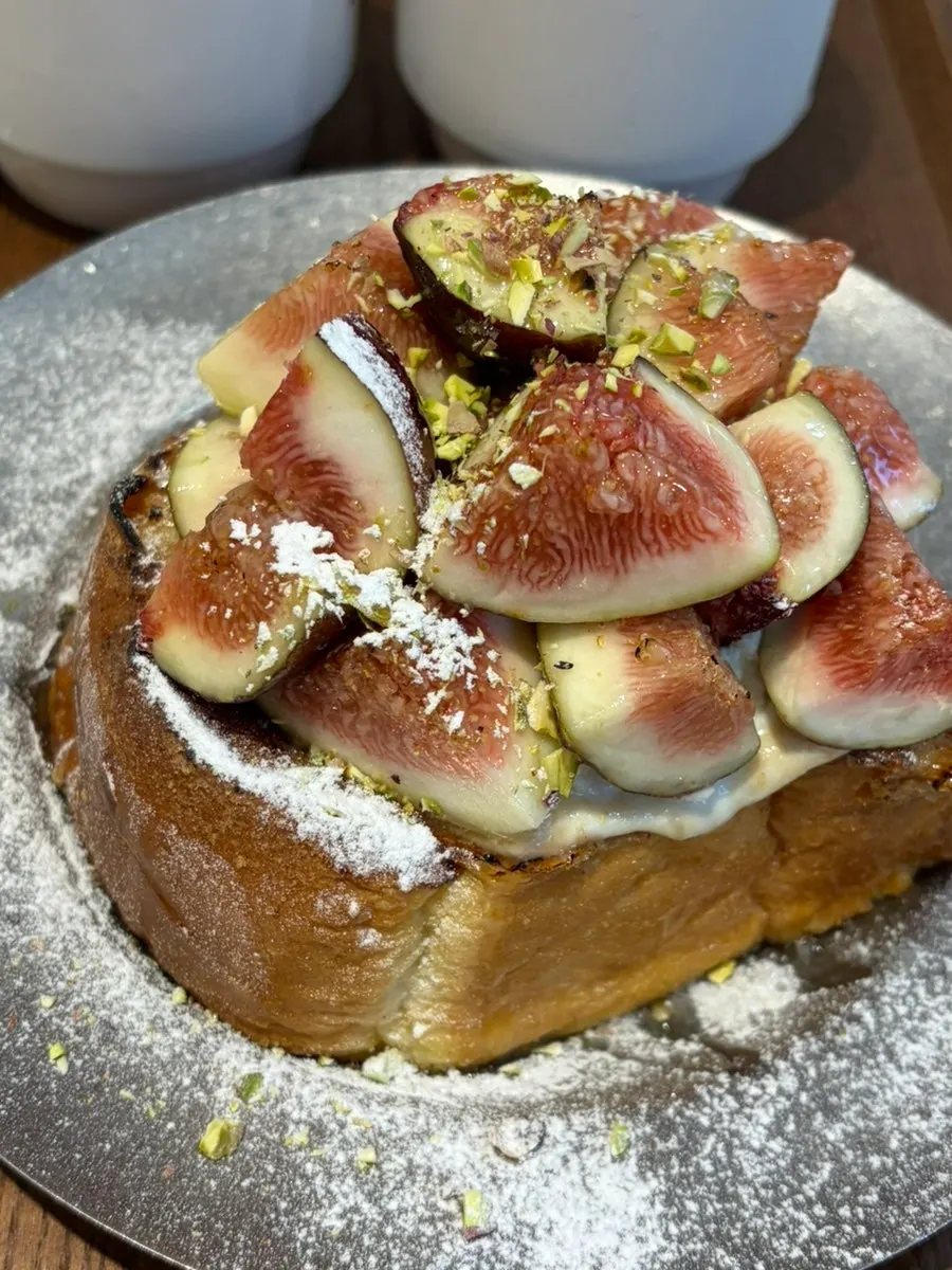 Fig French toast sprinkled with pistachio