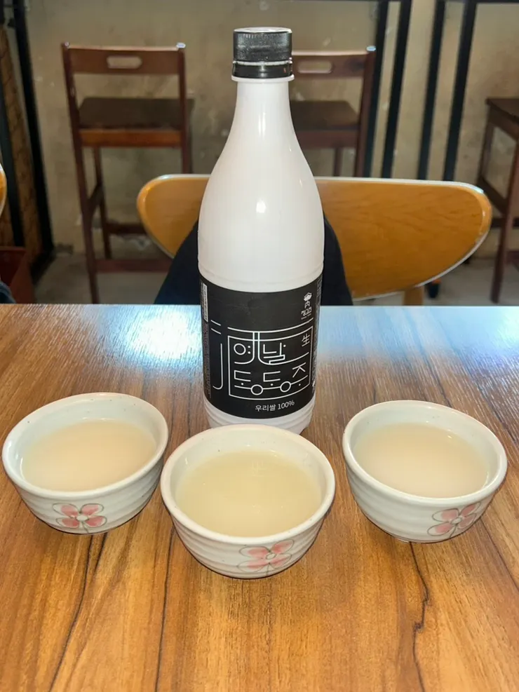 잔에 따른 동동주