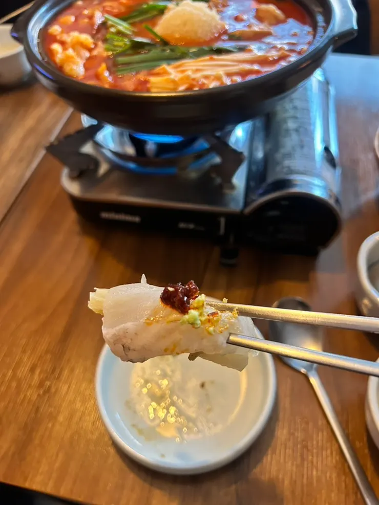 기름장과 고추장 소스를 곁들인 회