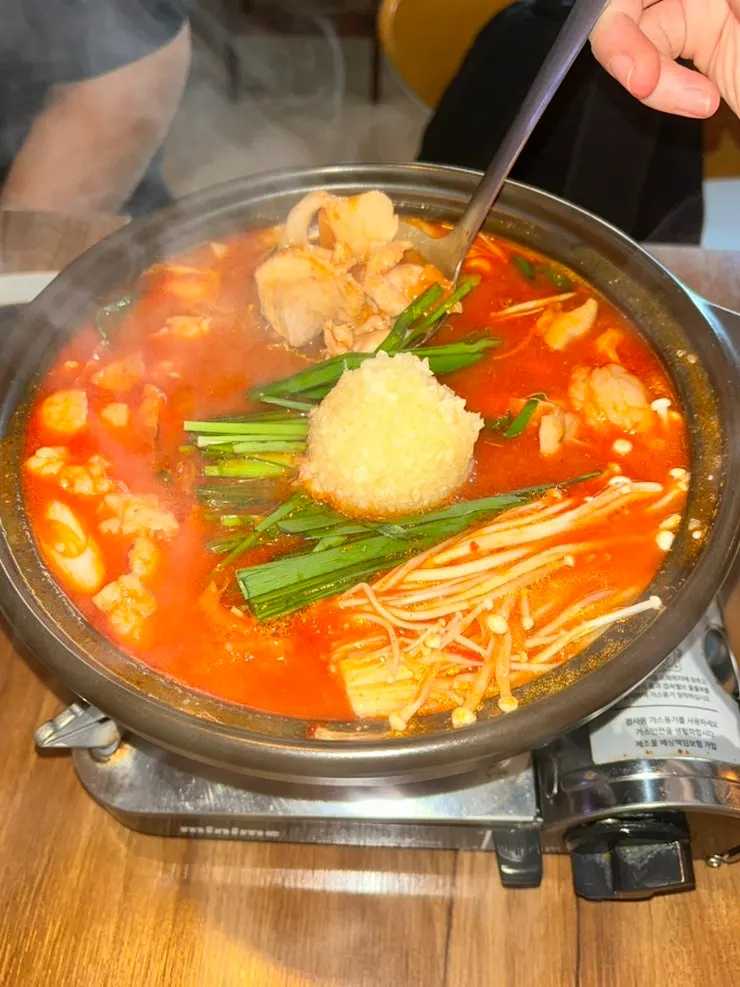 마늘이 듬뿍 올라간 순살 곱도리탕