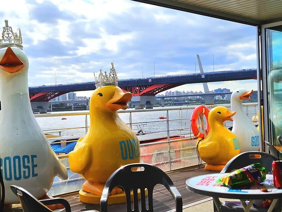 Exterior of Puru Papa, a Han River-view café