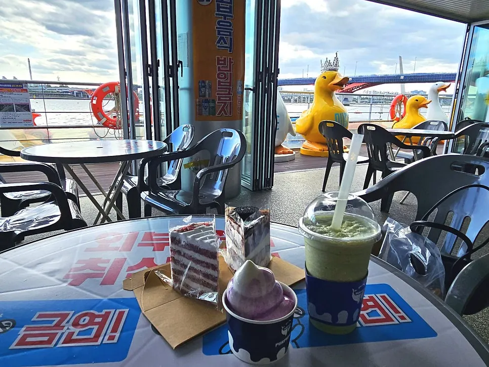 Ordered desserts and drinks at a Han River-front seat