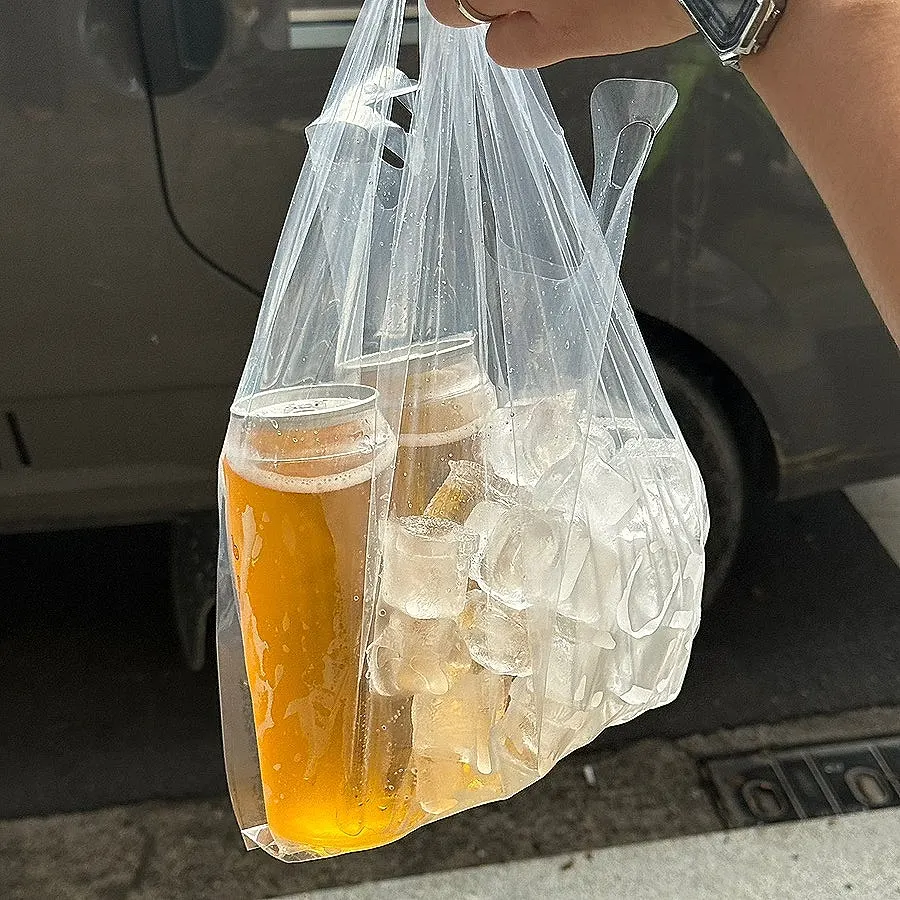 얼음을 가득 담아 포장한 생맥주 2잔