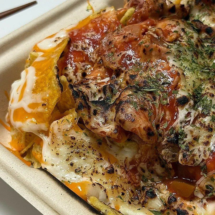베이컨과 옥수수 토핑이 보이는 나초