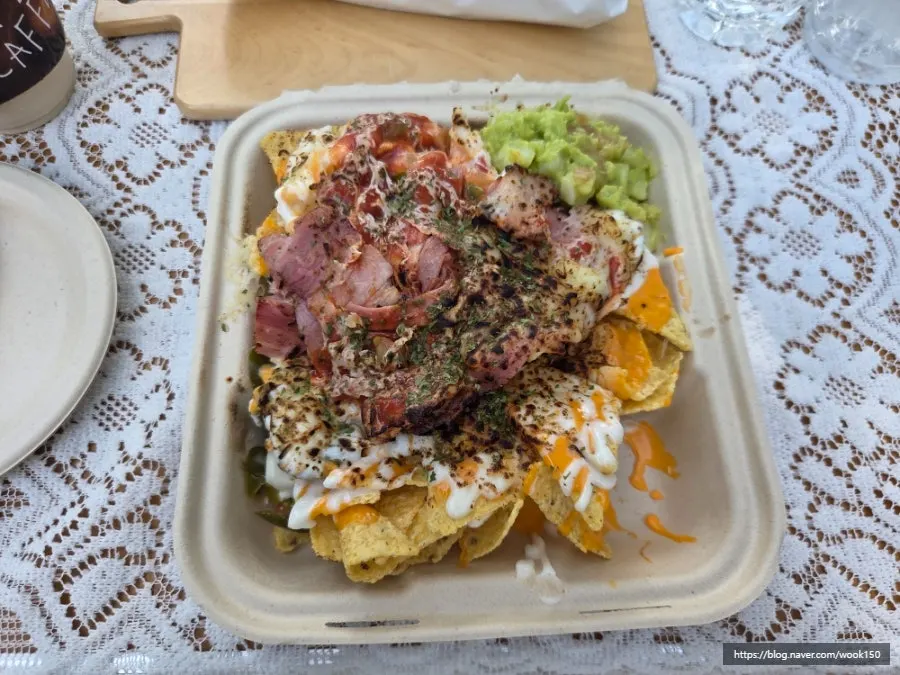 치즈소스와 베이컨이 올라간 나초 클로즈업