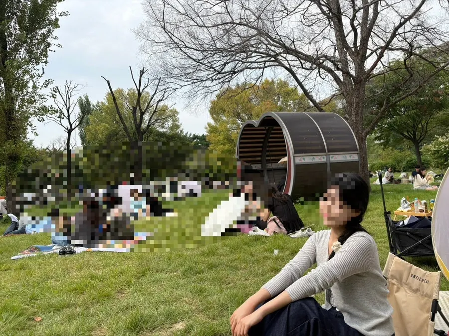 Han River picnic photo using soap bubbles as a prop