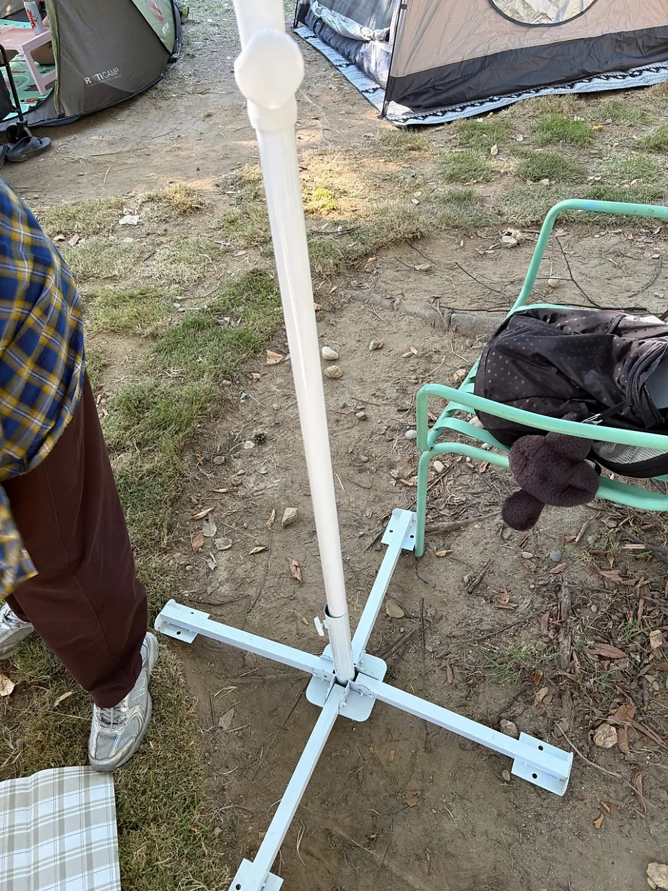 Locking the parasol pole in place with the screw