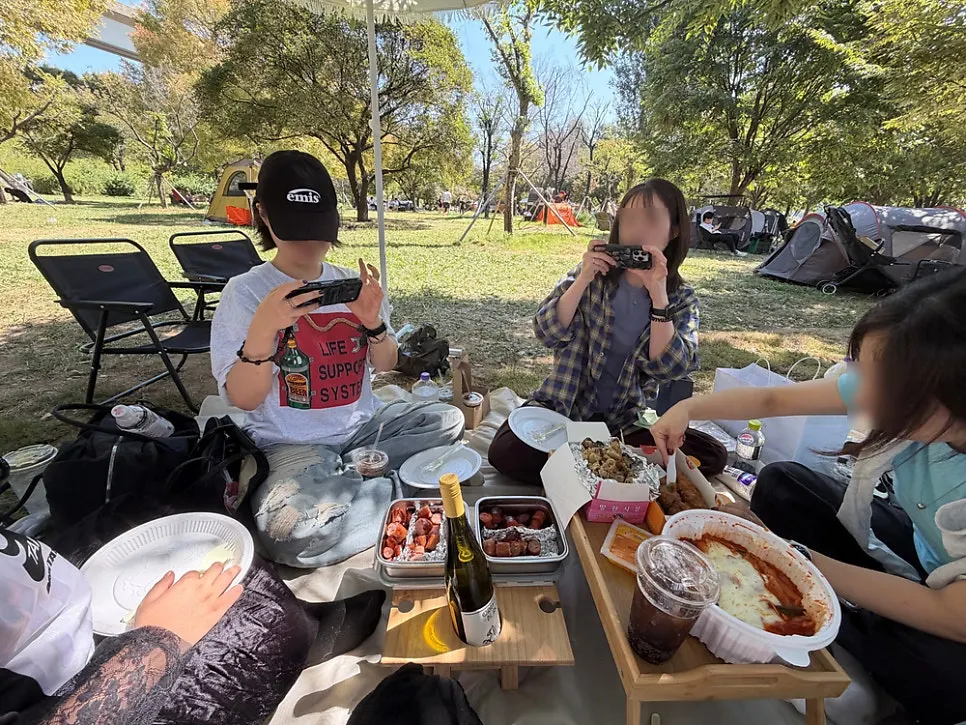 Friends who arrived first with drinks