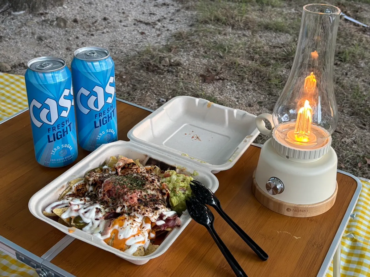 Bộ đồ picnic trải tại công viên sông Hàn Mangwon