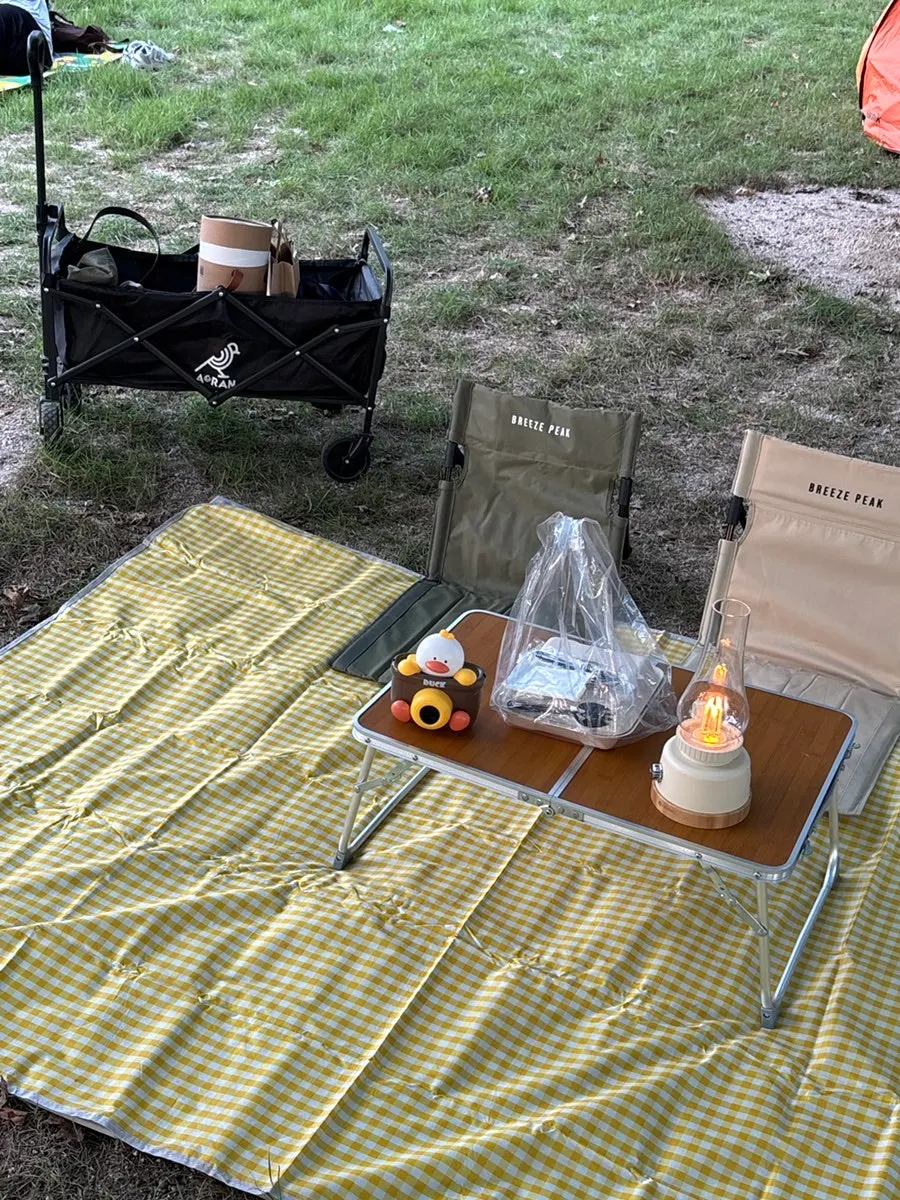 Không khí bày trí picnic như khu cắm trại nhỏ