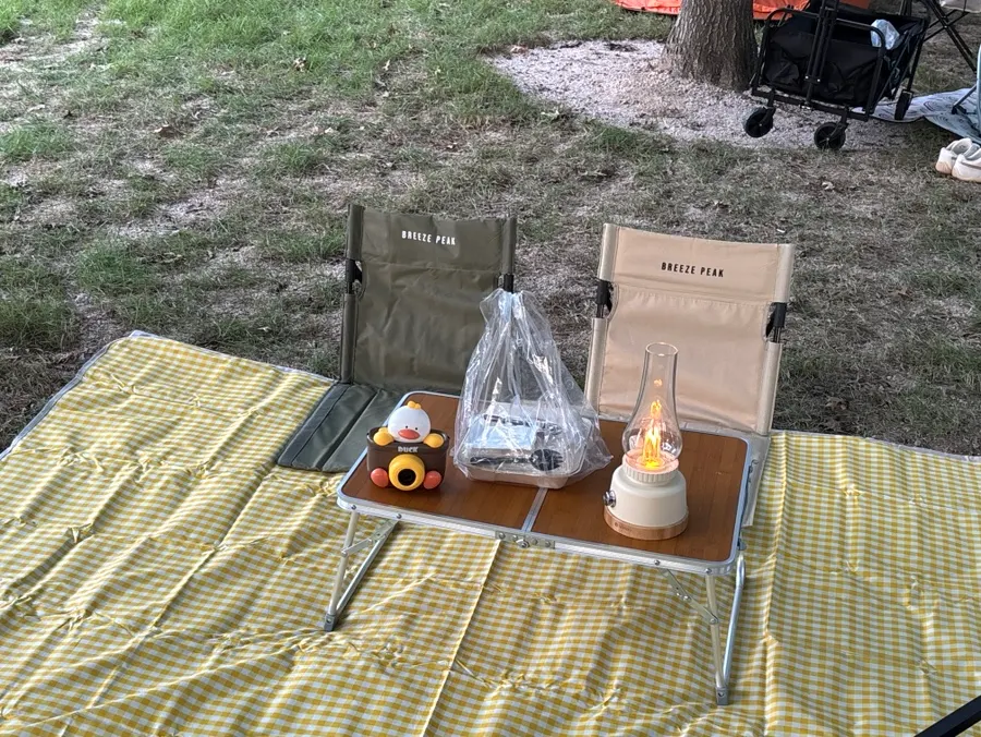 Chỗ ngồi picnic buổi tối bên sông Hàn có bật đèn