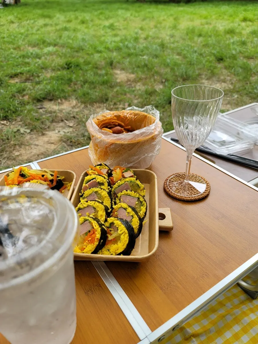 테이블에 올린 와인잔과 도마