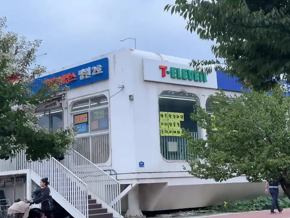 A more open spot near the 7-Eleven at Mangwon Han River Park