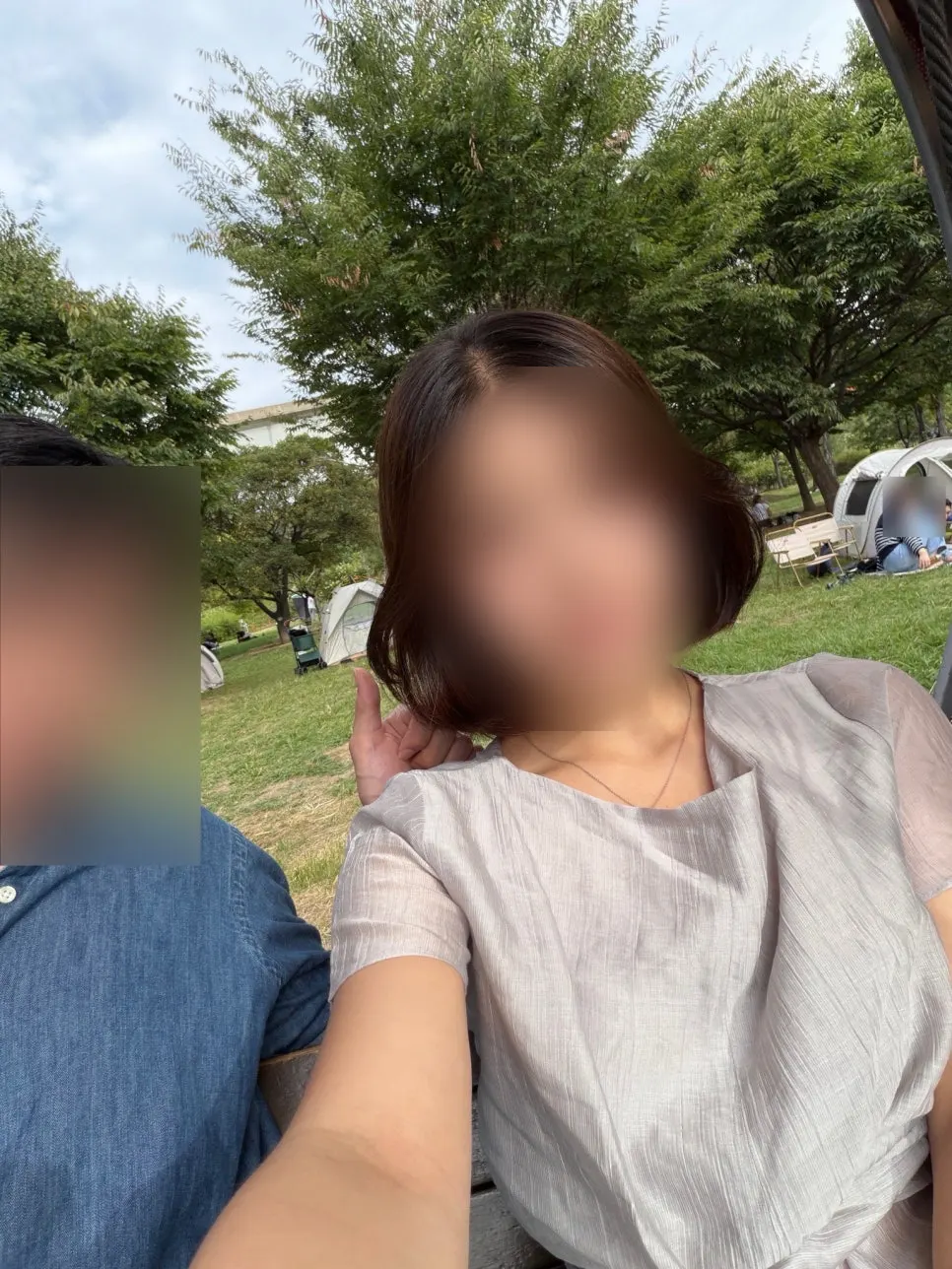 한강공원 산책로 중간의 흔들의자