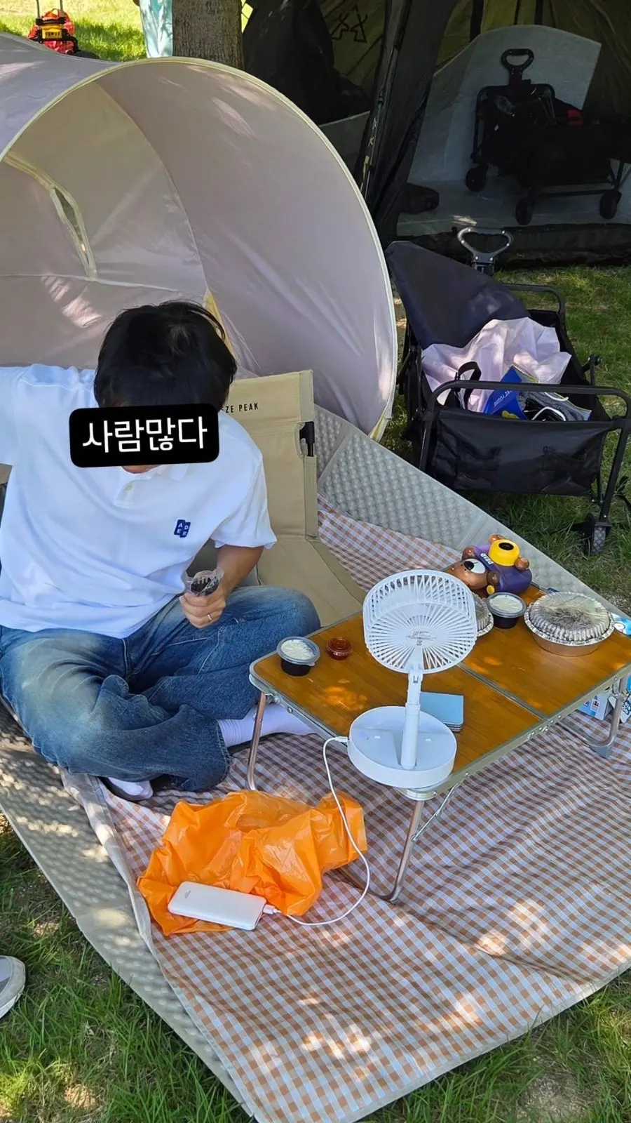 망원한강공원 텐트 안에서 쉬는 모습
