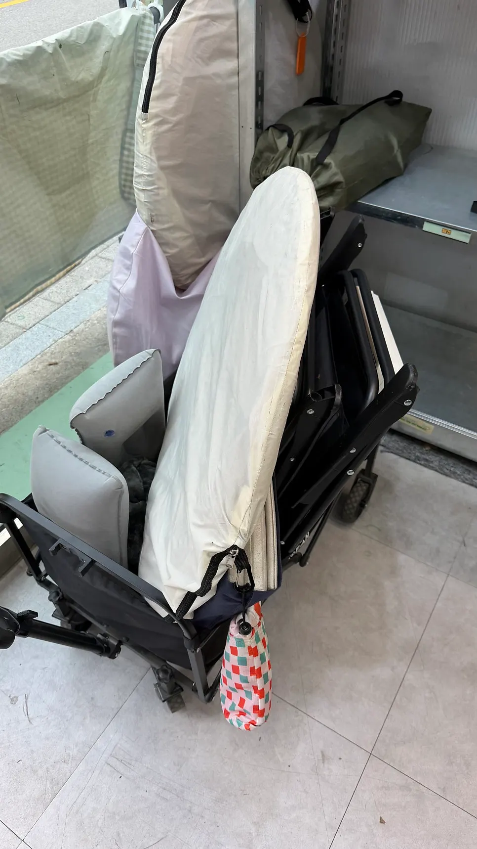 예약한 피크닉 용품이 준비된 매장 모습