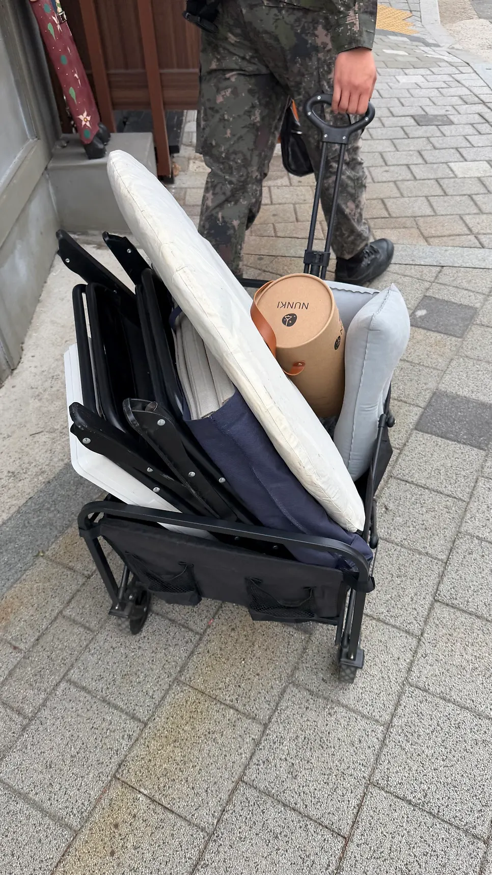 이용 방법 안내문과 큐알이 붙은 대여 물품
