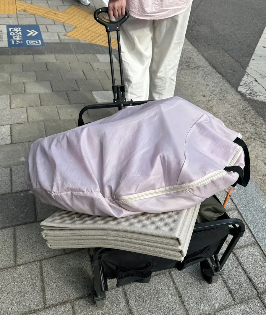 대여 물품을 가득 담은 피크닉 웨건