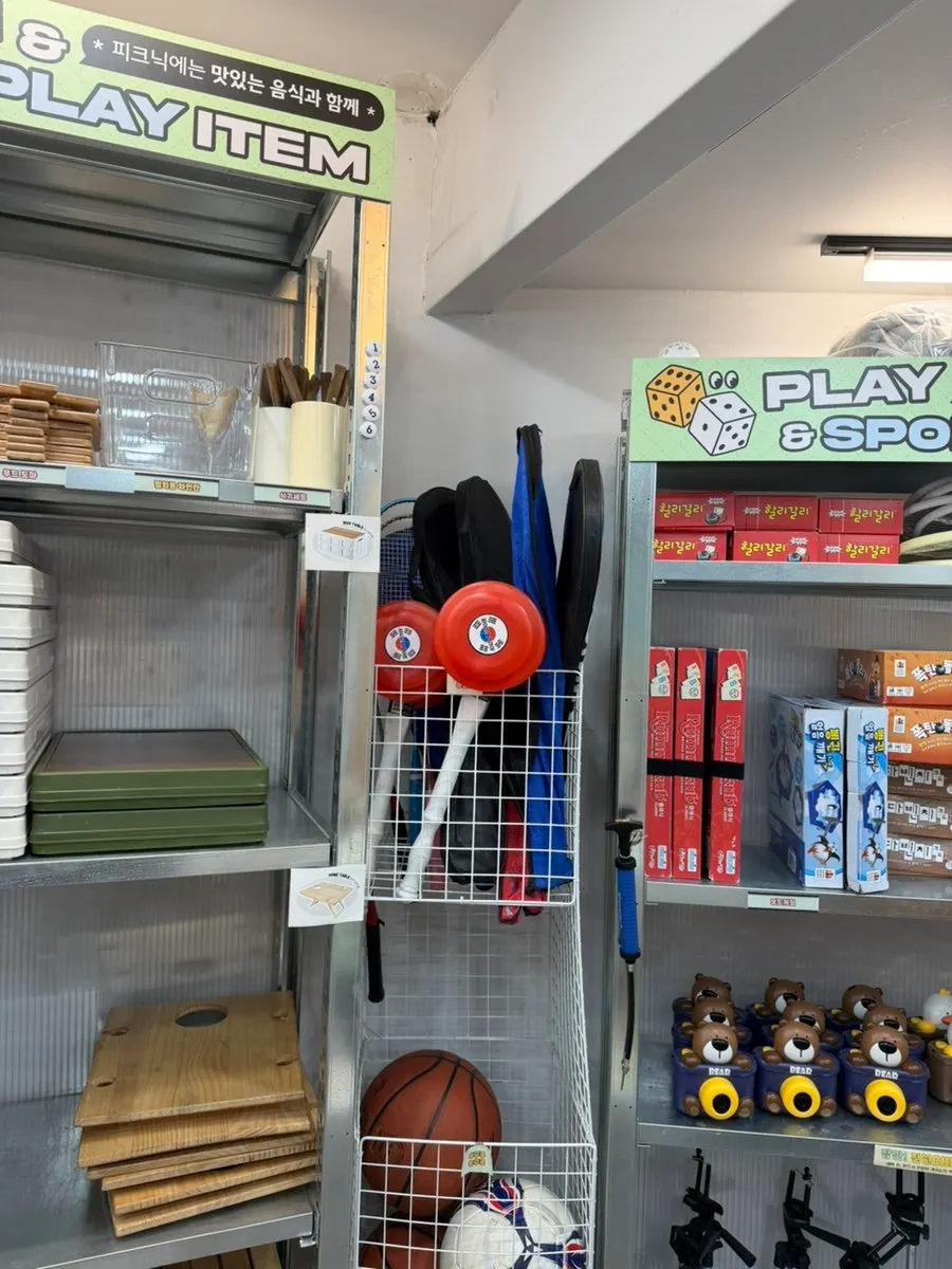 Display of props for setting a picnic mood
