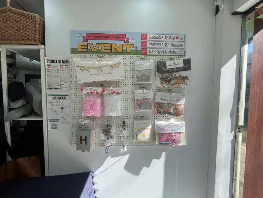 Return zone set up on the left side of the entrance