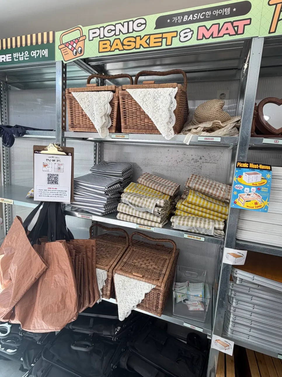 One-touch sunshade and parasol rental corner