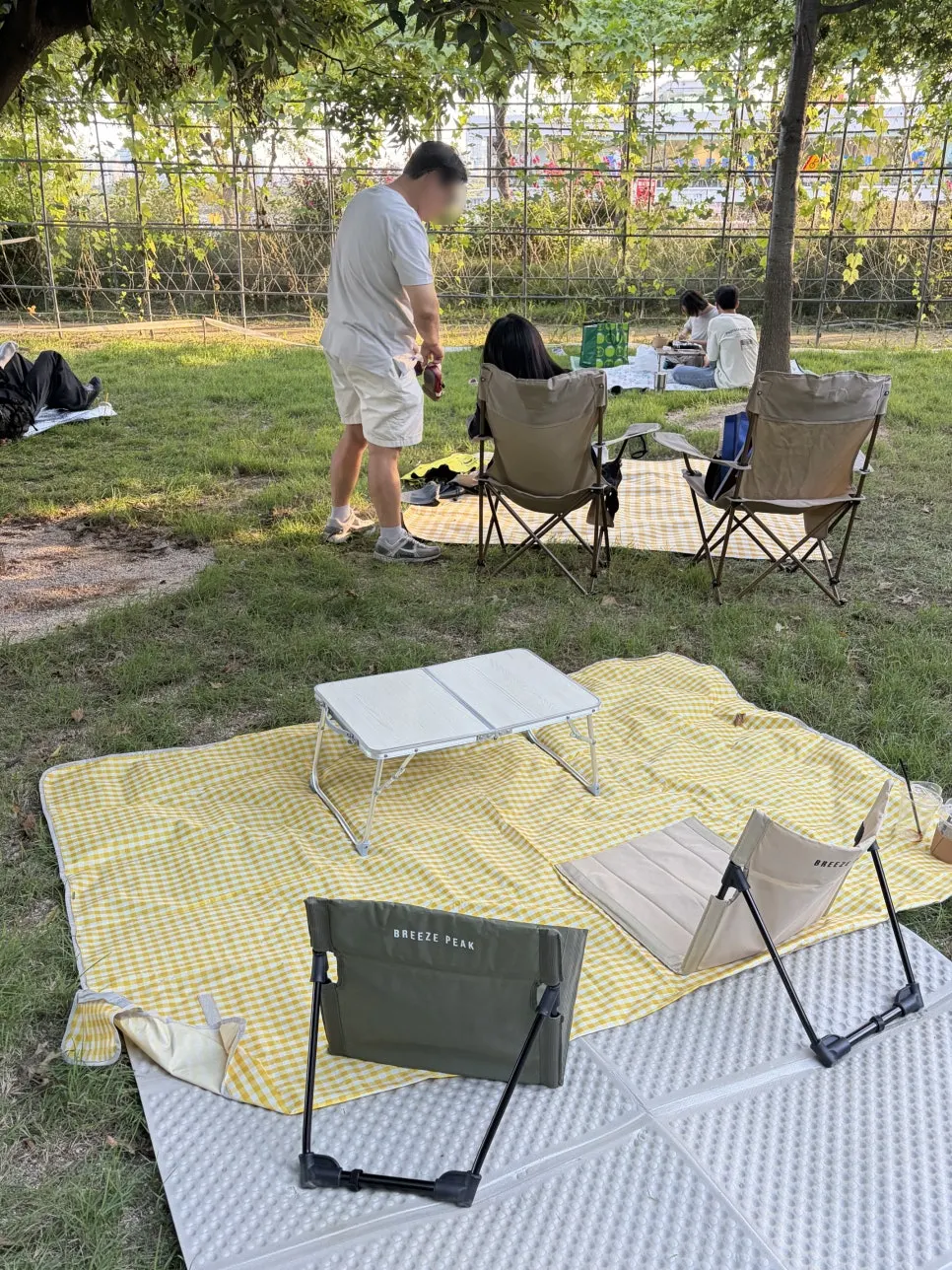 One-touch sunshade pitched at Mangwon Hangang Park