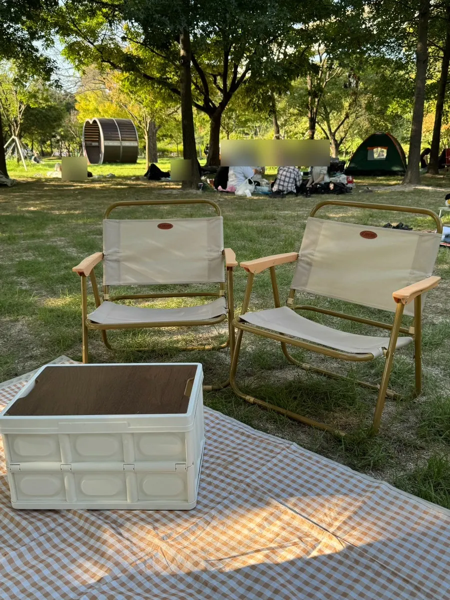 Rented mat, embossed mat, box table, and camping chair