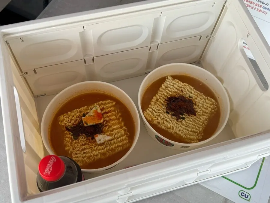 Han River ramen carried inside a box table