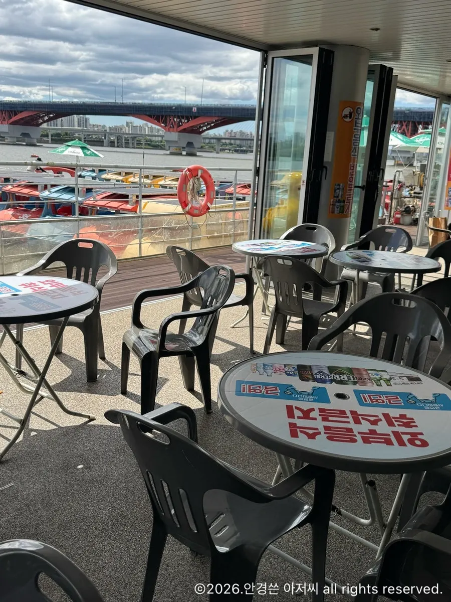 Puru Papa indoor and outdoor seating