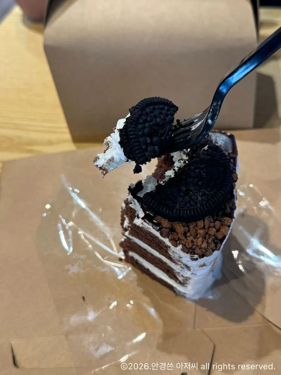 Cheesecake and its packaging base