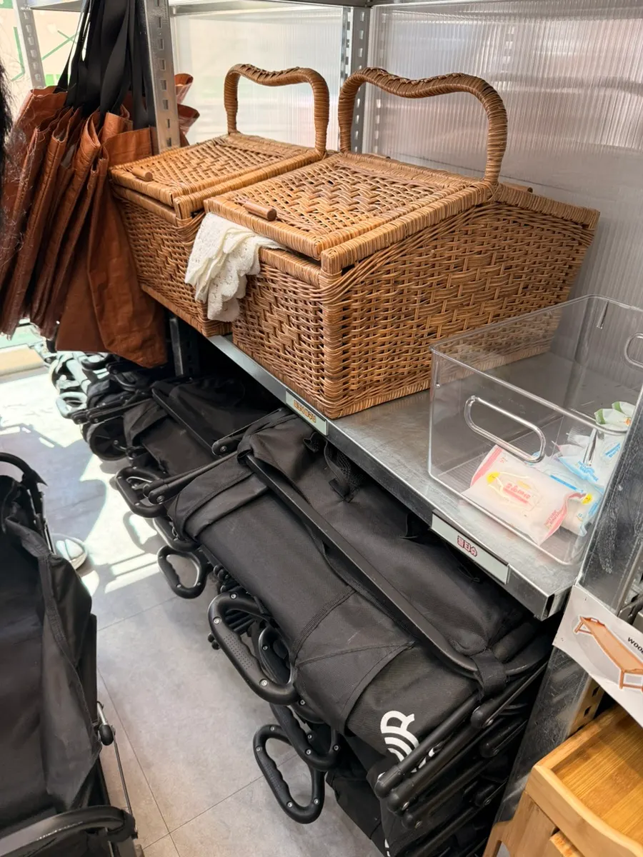 Rental corner with wet wipes and a wagon