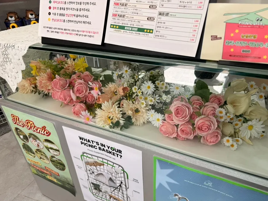 Display of fake flower bouquets for picnic props